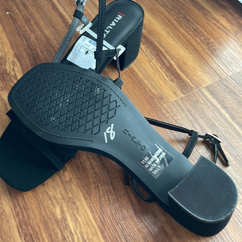 It’s bran new with the tag size 11 M black very comfortable - Picture 3 of 5